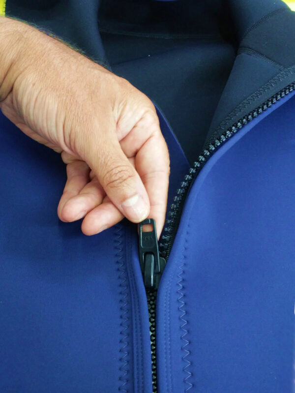 Casaco Neoprene com Capuz - Image 5