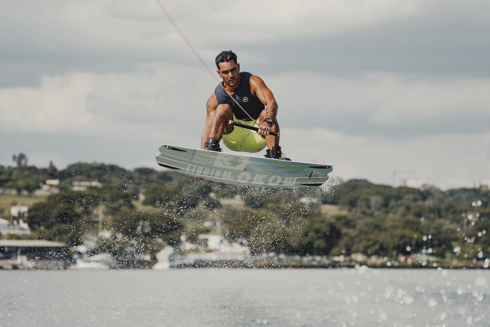 Atletas praticando wake e foil usando o Colete Nob Impact Lite