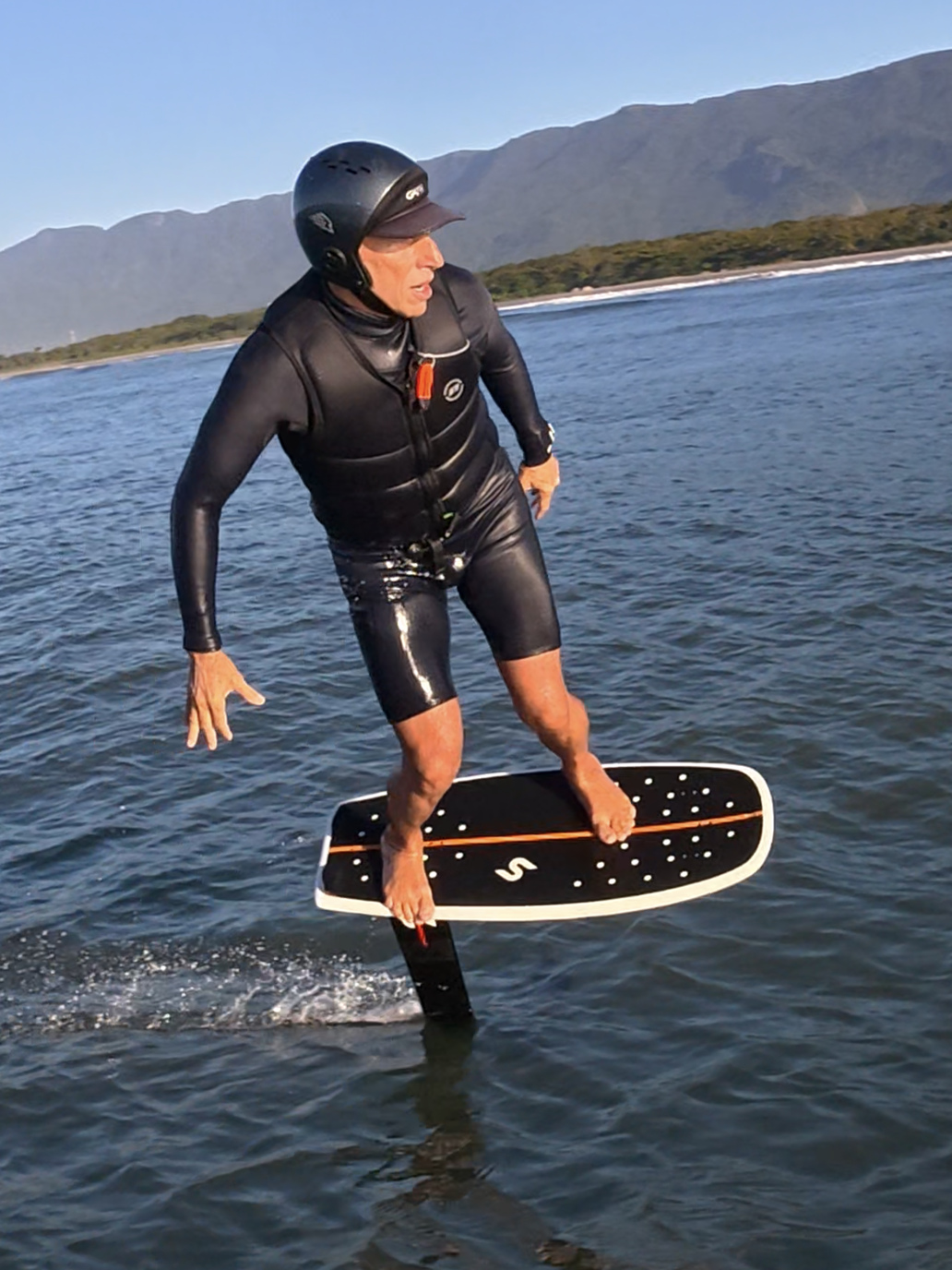 Benjamin Quadros, rider especialista em tow foil surfing, atleta patrocinado Nob